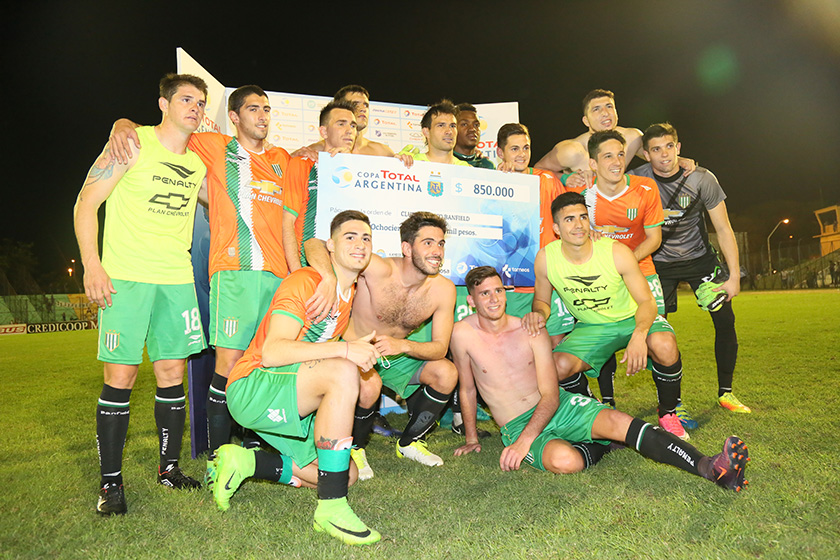 Banfield se clasificó a los octavos de final tras golear a Rafaela