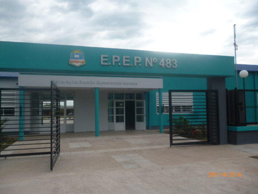 Fontana expectante por la inauguración  de escuelas y planta de agua potable