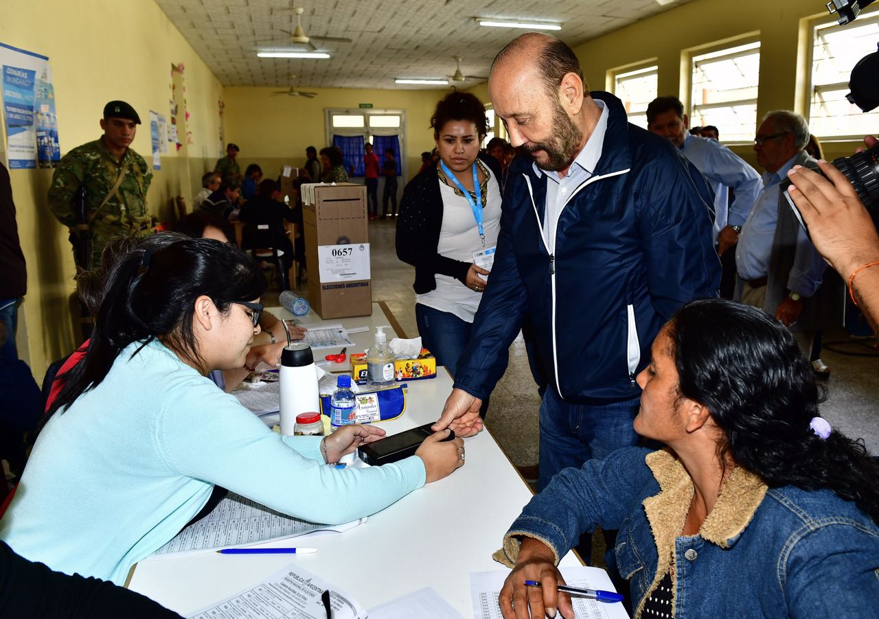 Fallas con las pruebas del sistema biométrico, casi no reconoció al Gobernador Insfrán