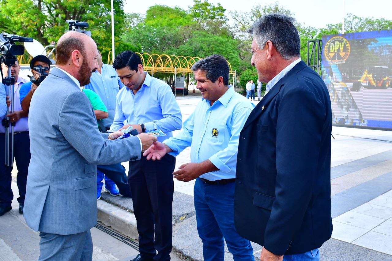 Entregan maquinarias para siete delegaciones de Vialidad Provincial