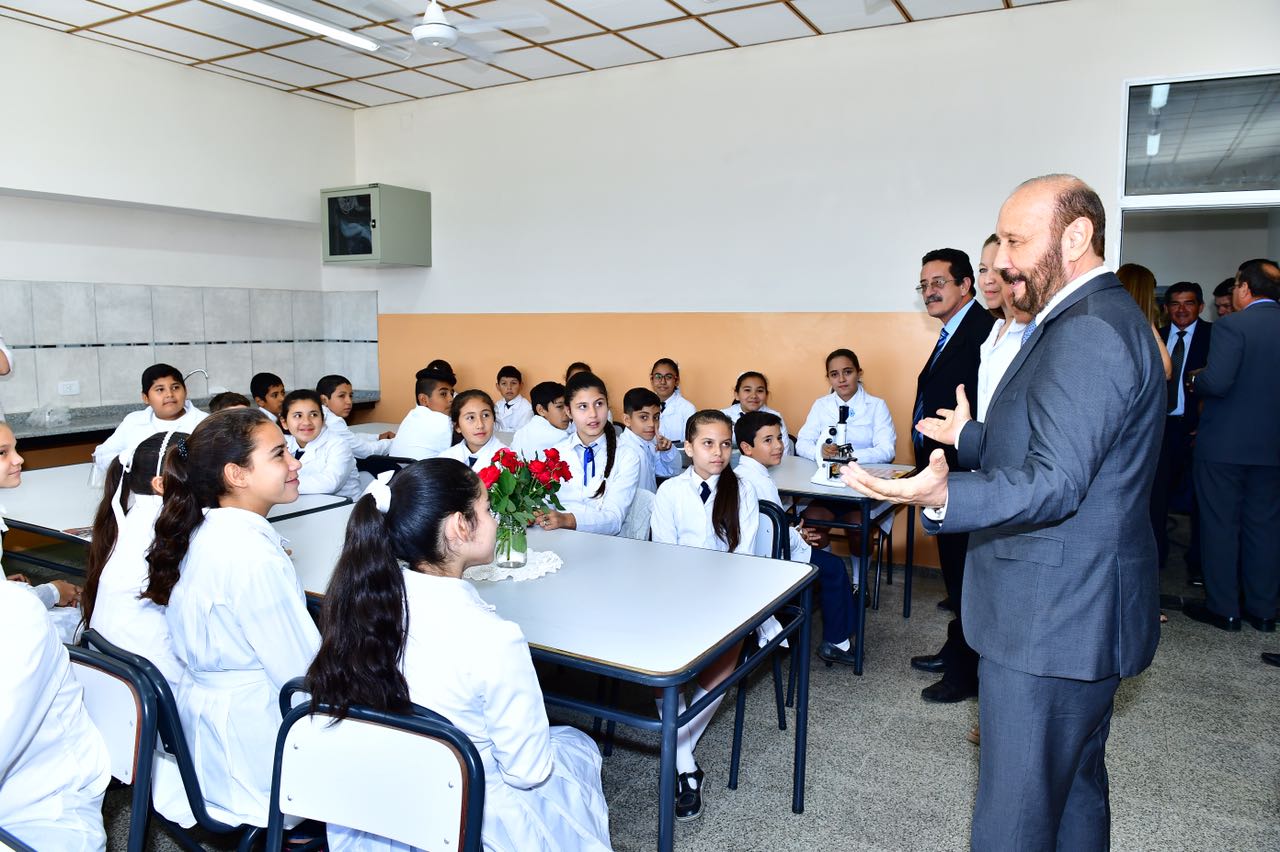 Insfrán inauguró la escuela 1318 en Laguna Naineck