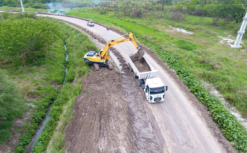 Comenzaron los trabajos de enripiado y drenaje en ruta acceso a Mojón de Fierro