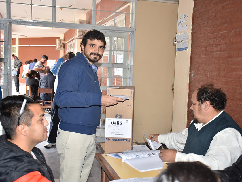 El voto del candidato a concejal Adrián Muracciole