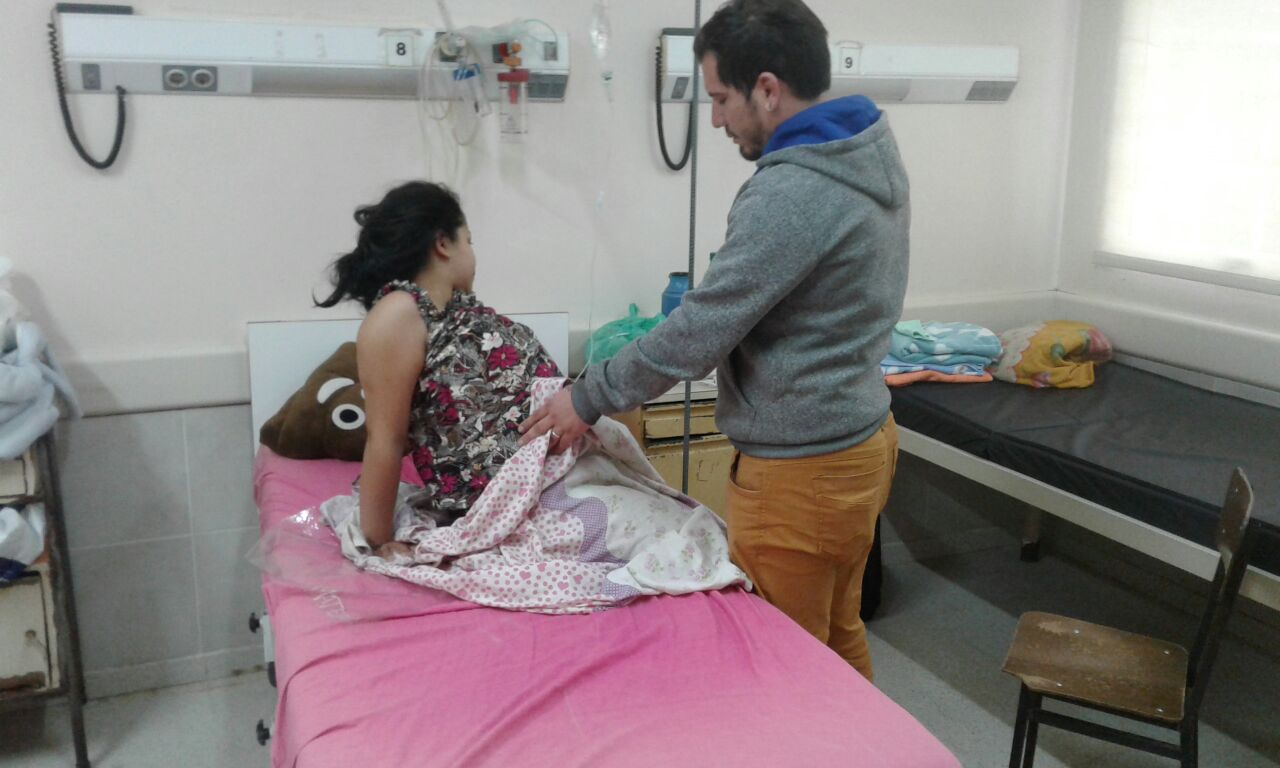 Feliz padre destaca atenciones en el hospital tras nacer su primer hijo