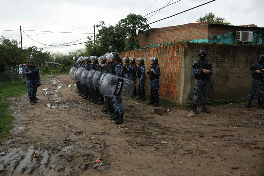 La Policía realizó cuatro allanamientos, detuvo a unas nueve personas y secuestró armas blancas y marihuana
