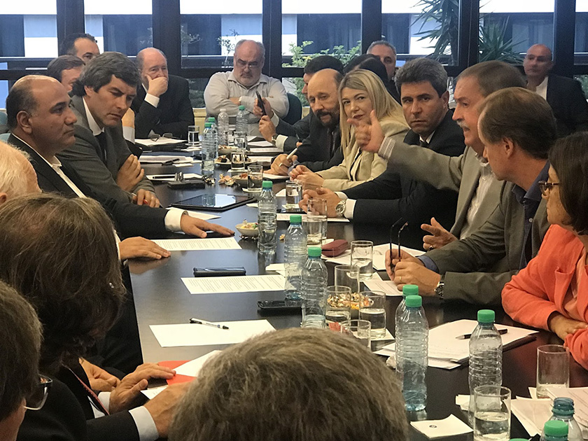 Insfrán en la reunión de gobernadores en el CFI