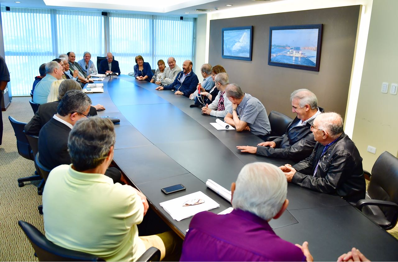 El gobernador Insfrán recibió a diputados (mc) de varias provincias