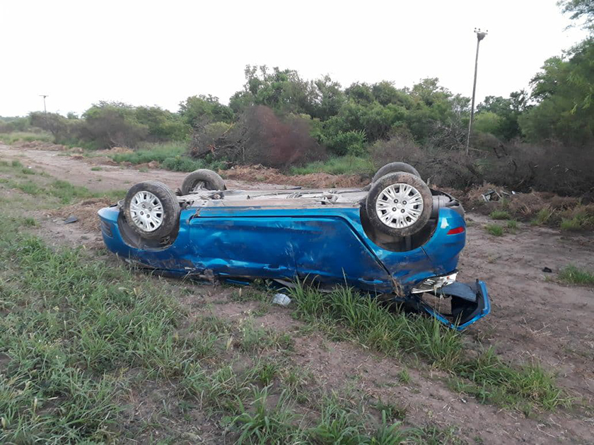 Las Lomitas: Despiste y vuelco de un vehículo sobre ruta nacional 81