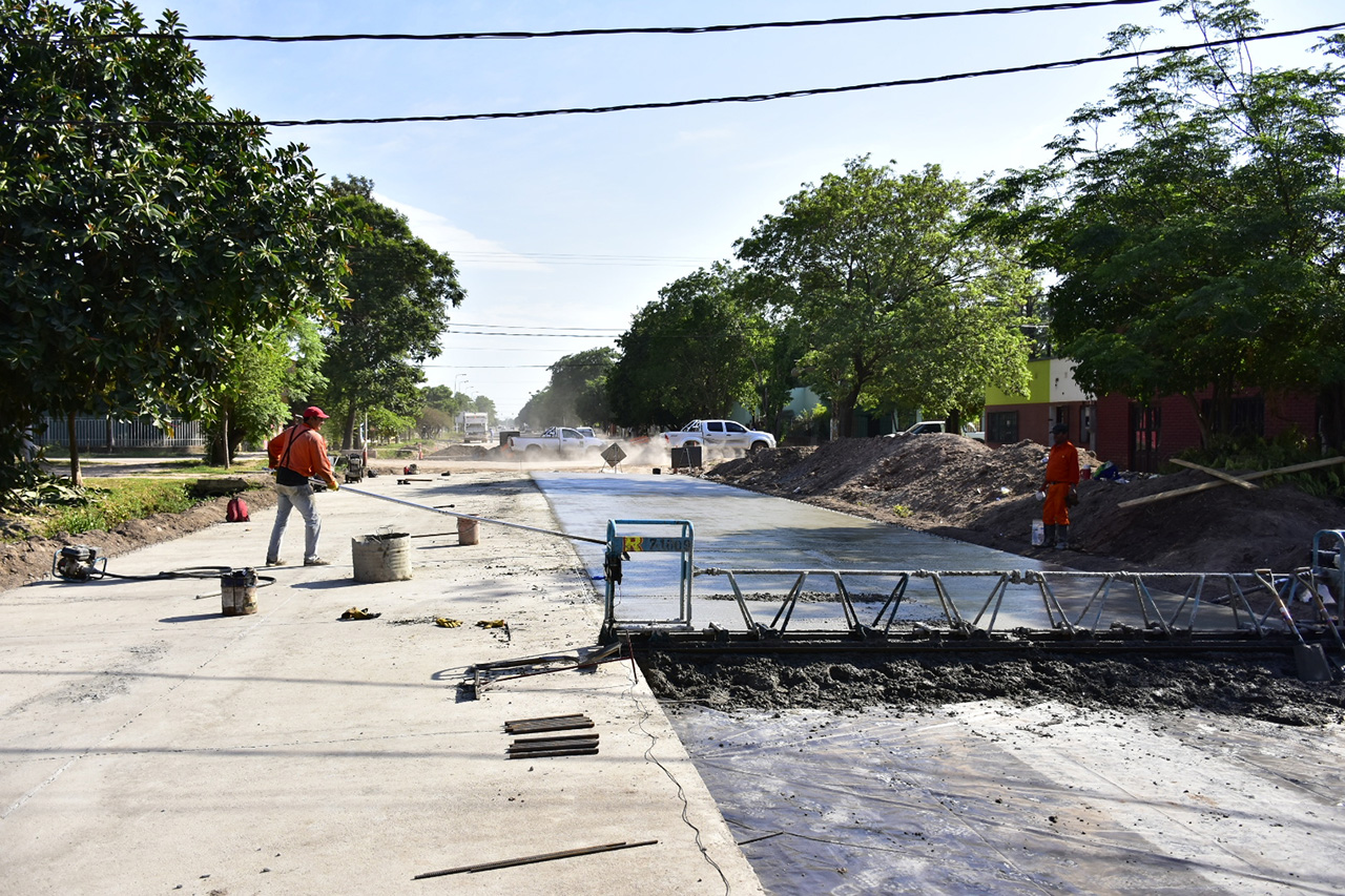 Las Lomitas: avanza la pavimentación de más cuadras en calles de la ciudad