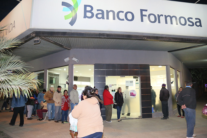 Insfrán dispuso pago en simultaneo de salarios y aguinaldo previo a la Navidad