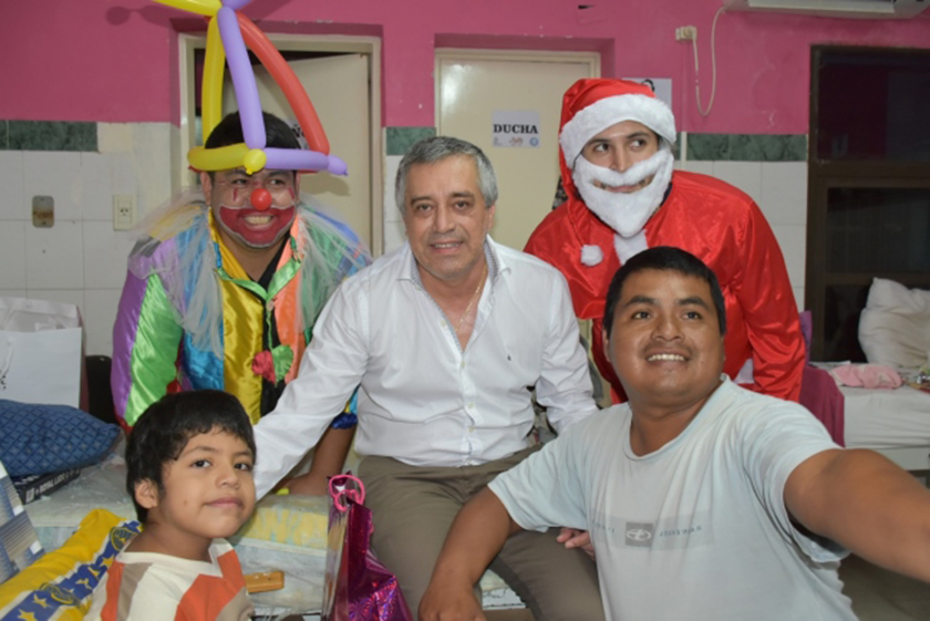 Papá Noel acercó juguetes a los niños del hospital de Clorinda