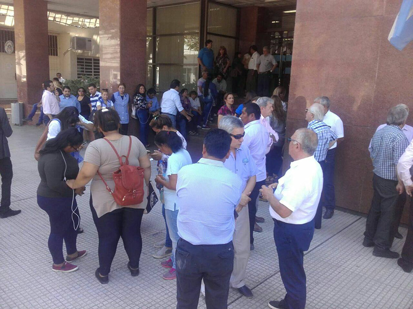 Una multitud espera la llegada de los restos del Vicegobernador