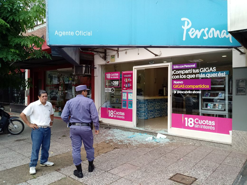 Intento de robo en Personal: “Sonó la alarma y el muchacho se fue sin llevar nada”