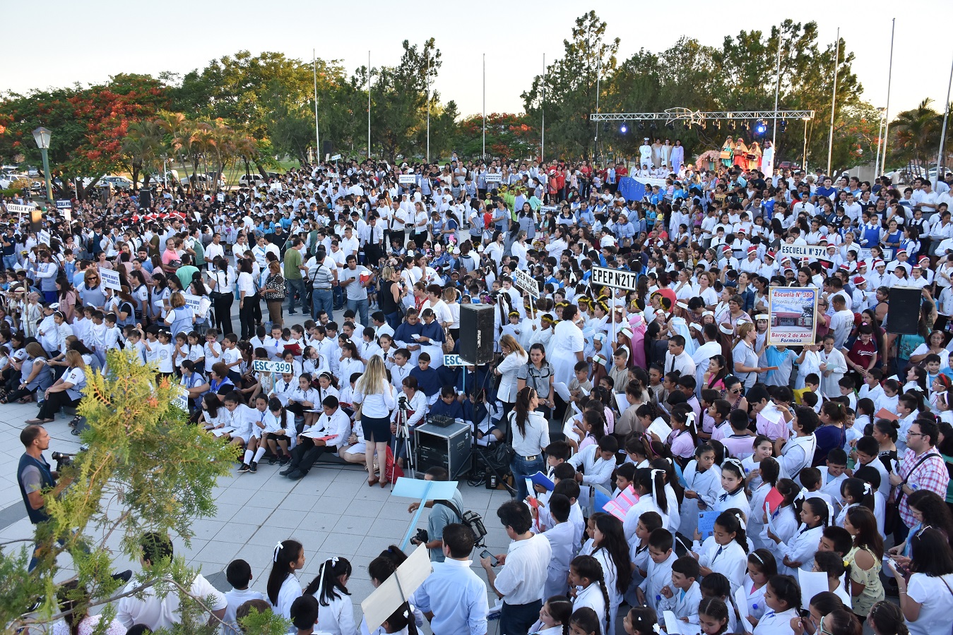 Dos millares de niños y jóvenes le cantaron a coro a la Navidad