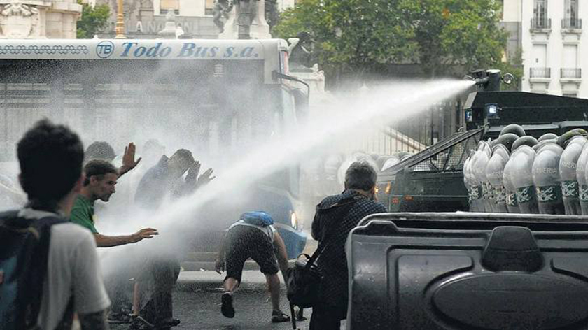 Feroz represión a la movilización contra la reforma previsional