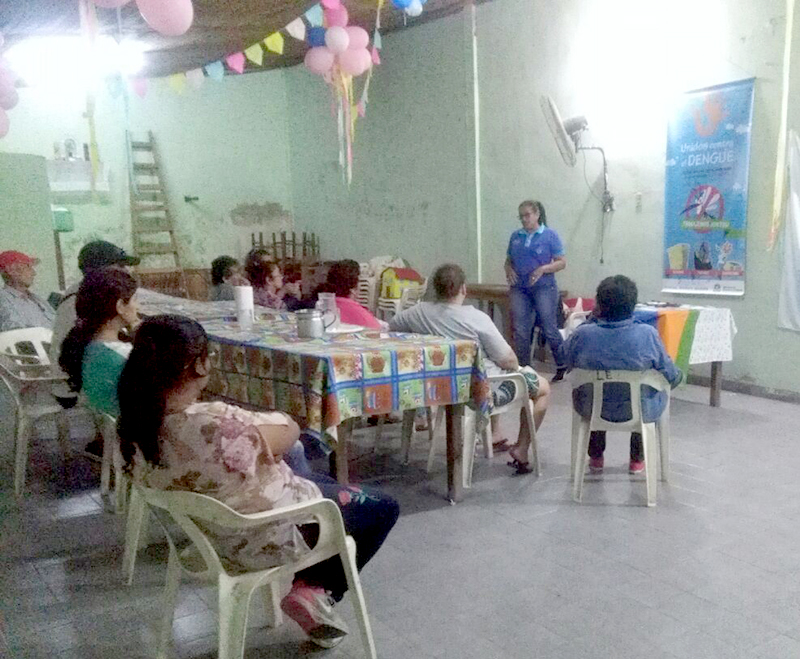 Abuelos reciben información sobre como colaborar en la prevención contra el dengue