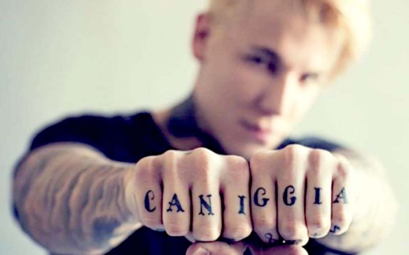 El colmo de un cantante: Alexander Caniggia se arrojó a su público ¡y nadie lo agarró!