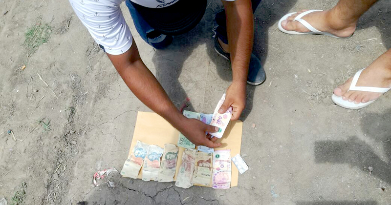 La policía retuvo a dos menores luego que sustrajeran dinero de una tienda de ropas