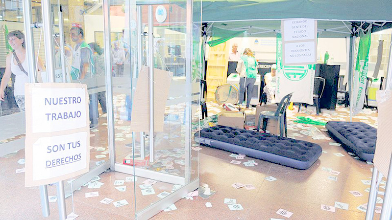 El Gobierno militarizó el Ministerio de Ambiente ante el reclamo de los cesanteados