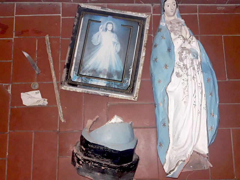 Ni los Santos. La policía detuvo a un hombre que sustrajo la imagen de una virgen, un cuadro y los ofrecía en venta