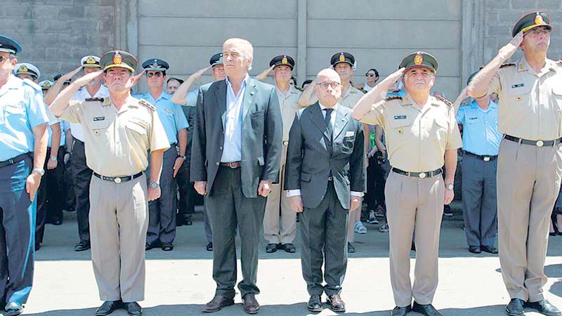 Defensa reimplantó la instrucción en armamento letal a los alumnos de 14 años de los liceos