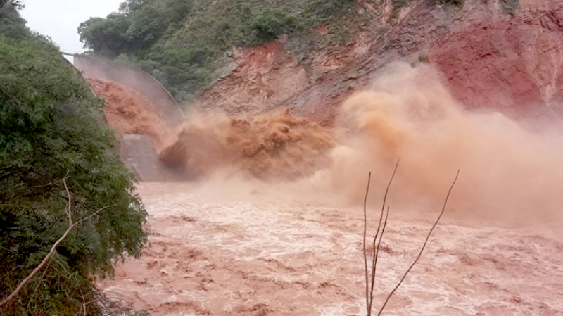 Un muerto, 500 evacuados, un puente partido y un pueblo aislado por el temporal en Salta