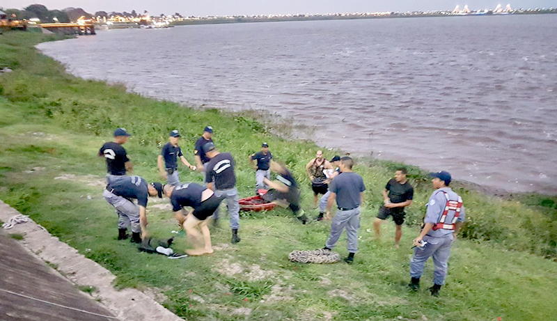 La Policía rescató a un hombre en aguas del Río Paraguay