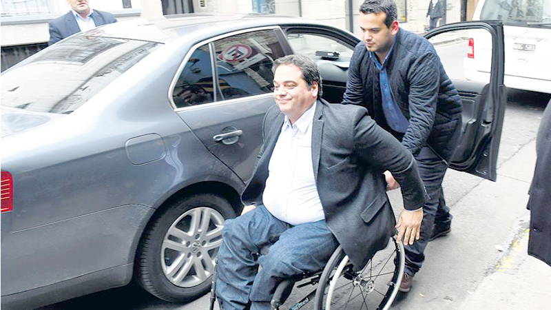 Triaca se va de vacaciones para alejarse del escándalo