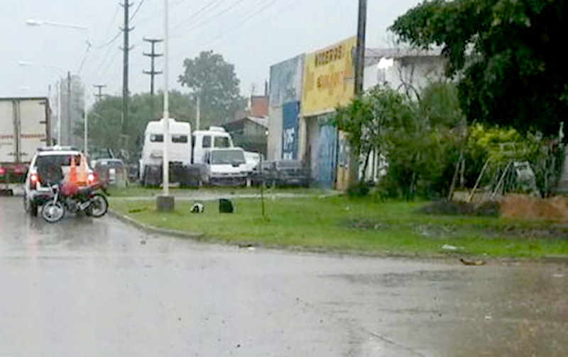 Un joven agente de la Policía falleció tras impactar un poste de luz