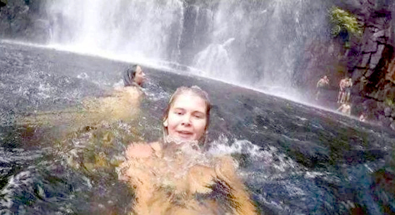 Se sacó una selfie sin advertir que un hombre se ahogaba atrás