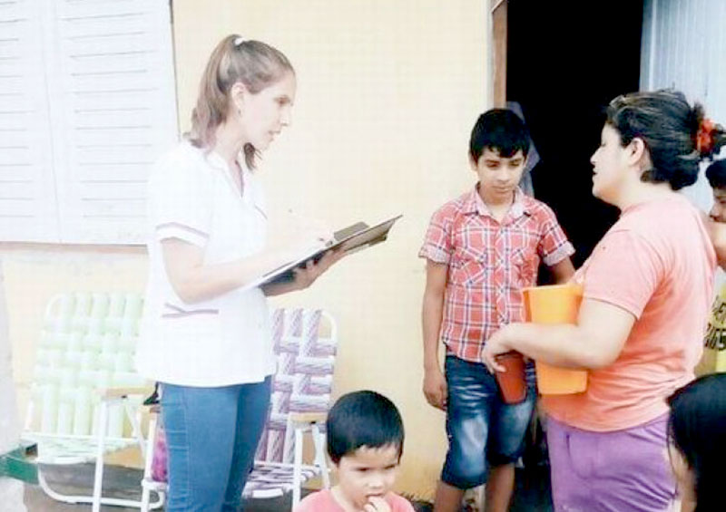 Visita de médicos a domicilios de familias afectadas por lluvias