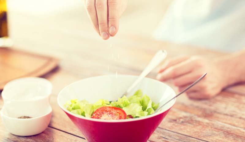 Disminuir cantidades de ingesta diaria de sal es vital para evitar enfermedades