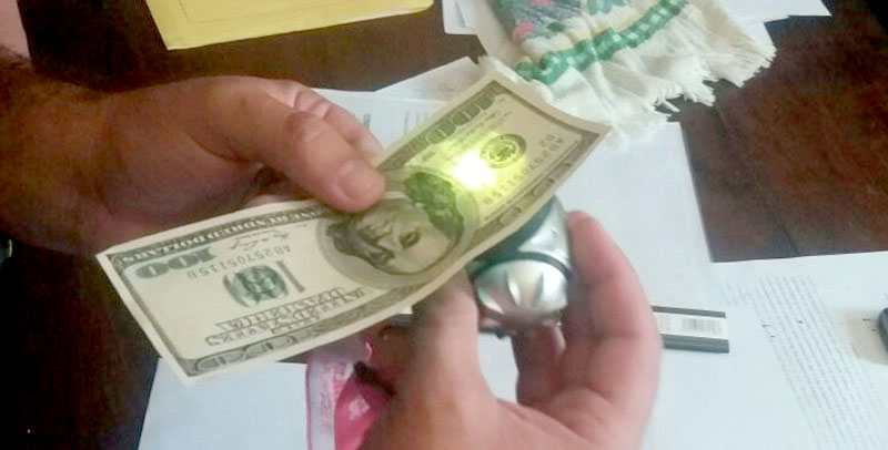 Aprehendieron a un estafador y secuestraron cerca de 10 mil dólares falsos