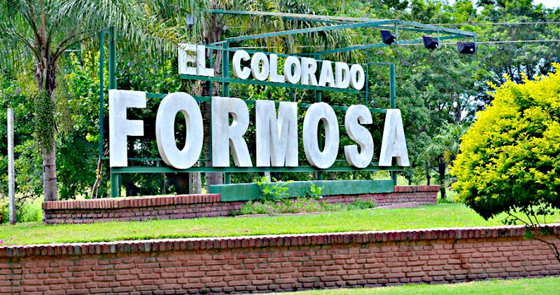 El Colorado: Tres policías fueron agredidos por vándalos cerca de una escuela