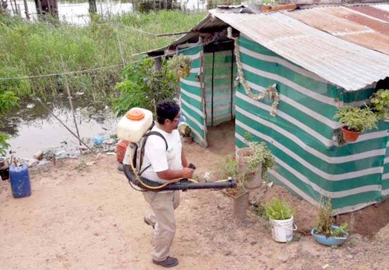 Fumigan en casillas de familias clorindenses relocalizadas ante el avance de las aguas