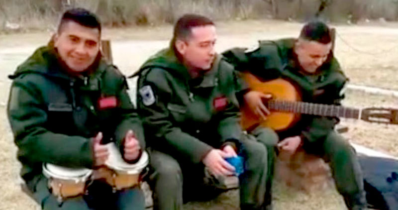 Tres gendarmes formaron una banda y la rompen en las redes con su música