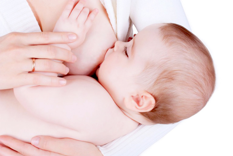 Amamantar al bebé durante el verano es fundamental