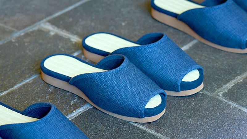 Pantuflas que se guardan solas: la sorpresa en un hotel japonés