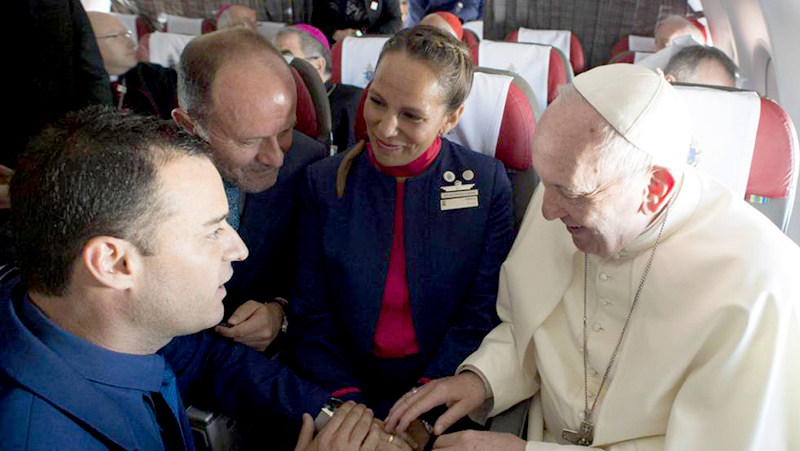 ¡Inédito! El Papa casó a una pareja en el avión que lo llevó a Iquique