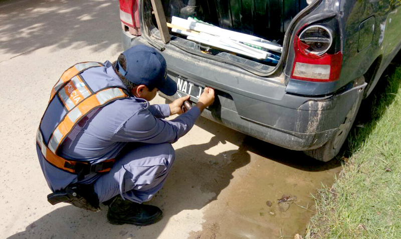 Detectaron un automóvil con placas falsas en el microcentro