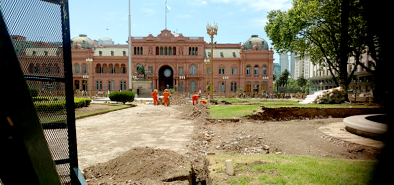 Denuncian que las reformas en la Plaza de Mayo no la respetan como un espacio de protección histórica
