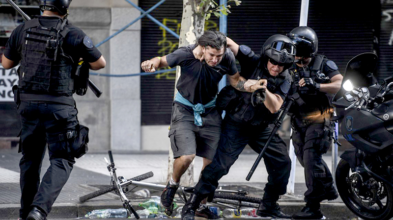 Represión en el Congreso: liberaron al policía que atropelló a un joven