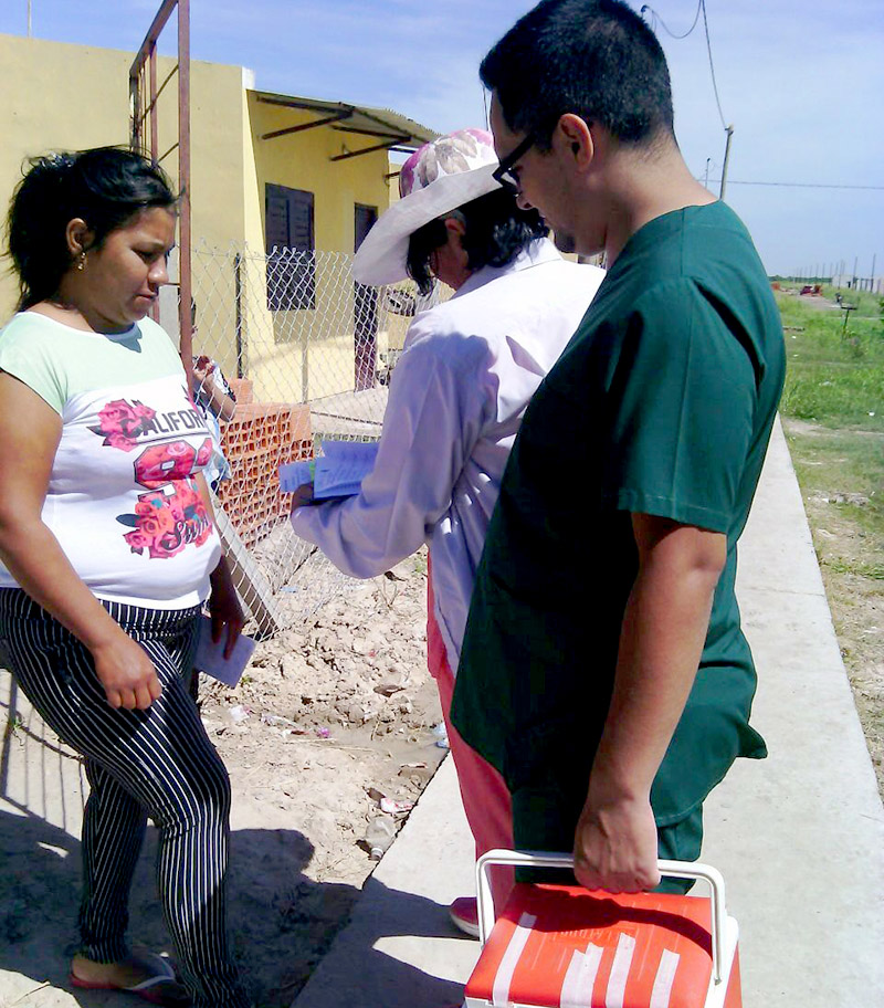 Equipos de salud extienden servicios en las casas de los vecinos