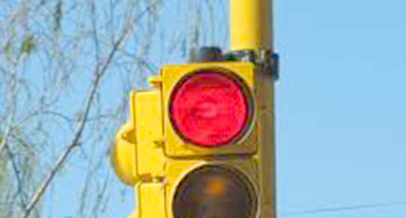 Manejaba alcoholizado, cruzó el semáforo en luz roja, agredió a un efectivo y causó daños en una dependencia