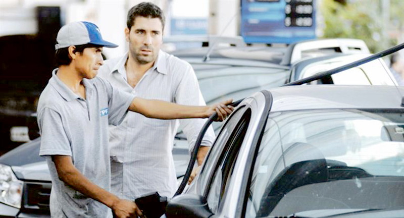 YPF espera cambio impositivo antes de subir combustibles
