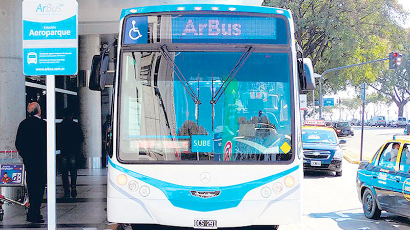 El Gobierno cerró ArBus, la empresa pública de colectivos que trasladaba pasajeros de Ezeiza y Aeroparque