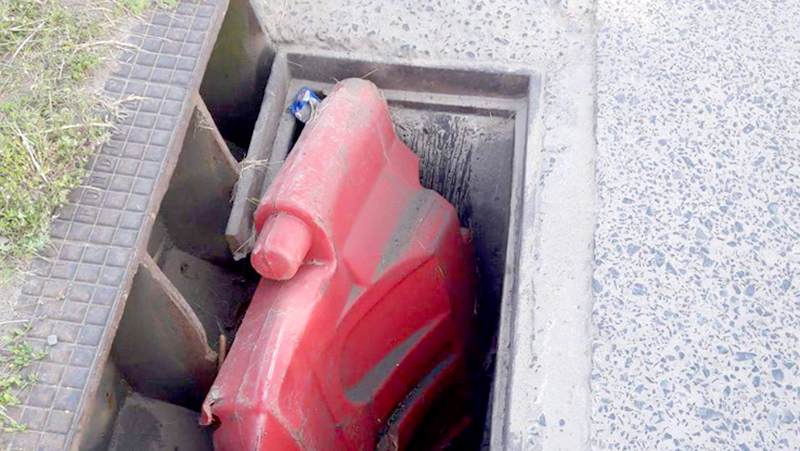 Remisero: “La boca de tormenta sin reja que me rompió el auto puede ser fatal para un motociclista”