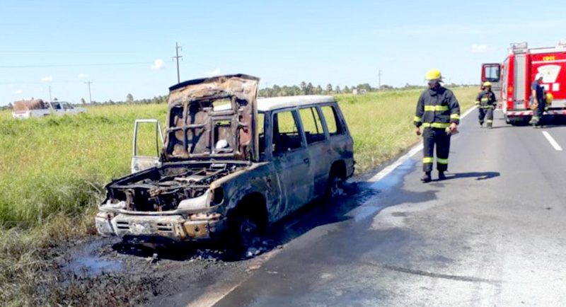Daños totales en una camioneta que se incendió sobre ruta 11