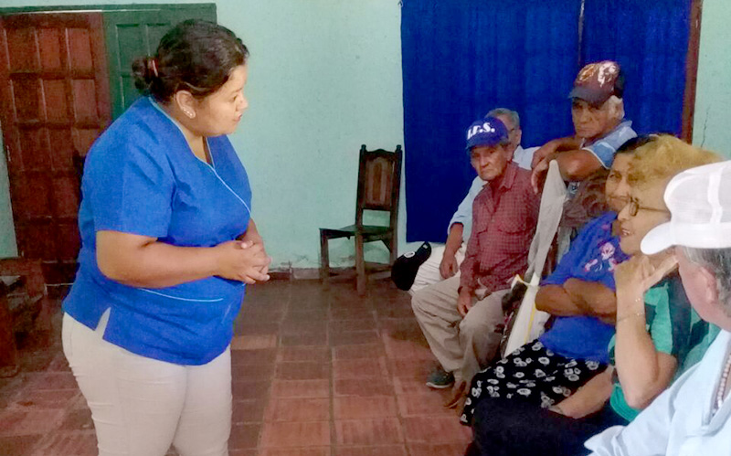 Adultos mayores se informar sobre cómo evitar el dengue