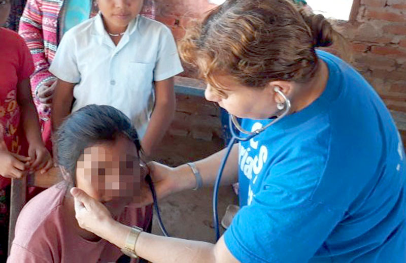 Médicos en casas de familias brindando atenciones de salud
